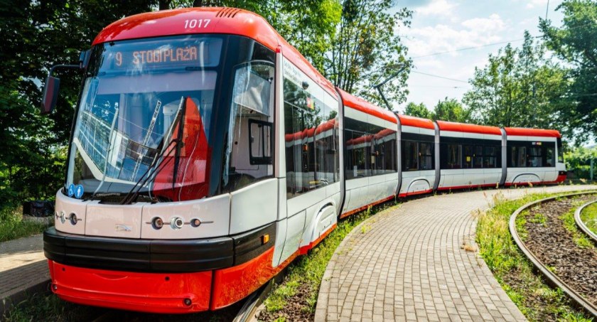 Swingi jak z fabryki. 12-letnie tramwaje przechodzą remonty [ZDJĘCIA] - Zdjęcie główne