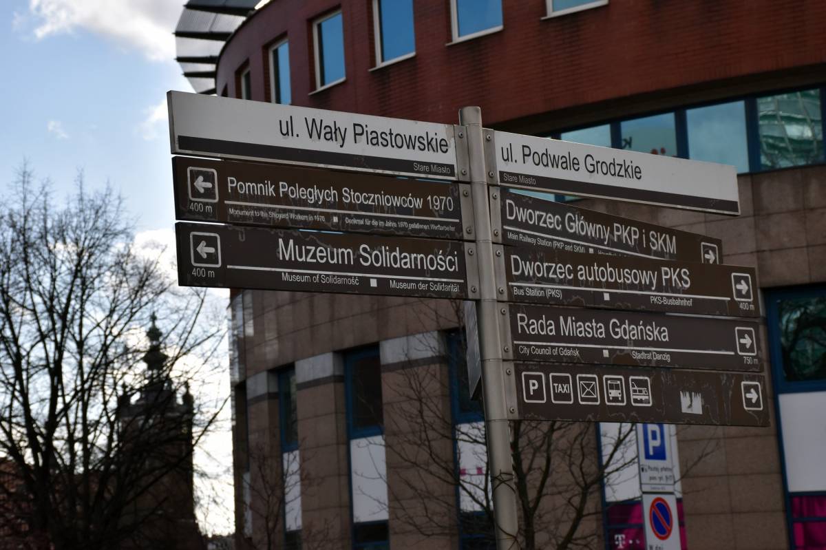 Zniszczone tablice SIM wymagają naprawy