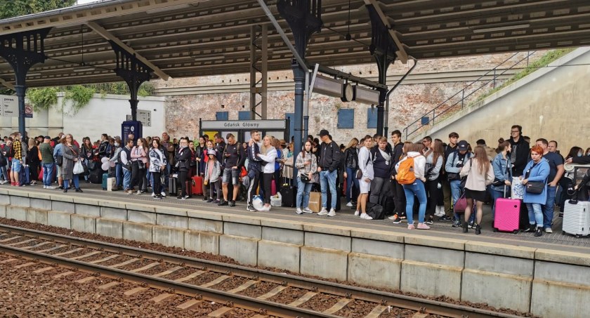 PKP Intercity zostawiło pasażerów na peronie. Nie zmieścili się do wagonów - Zdjęcie główne