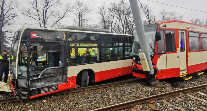 Zderzenie autobusu i tramwaju. Kilkanaście osób poszkodowanych [ZDJĘCIA] - Zdjęcie główne