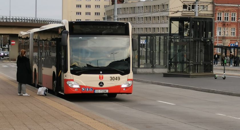 Zamknięty przejazd kolejowy. Zmiany na liniach 106 i 138 - Zdjęcie główne