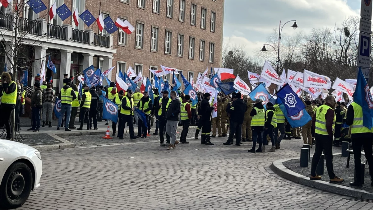 Tłum funkcjonariuszy na ulicach Gdańska. Kolejna odsłona protestu służb mundurowych - Zdjęcie główne