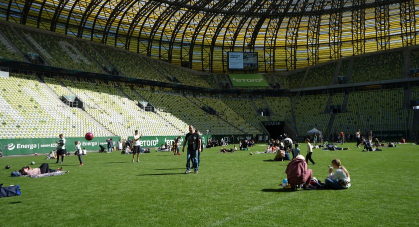 Mieszkańcy piknikowali na murawie gdańskiego stadionu [ZDJĘCIA] - Zdjęcie główne