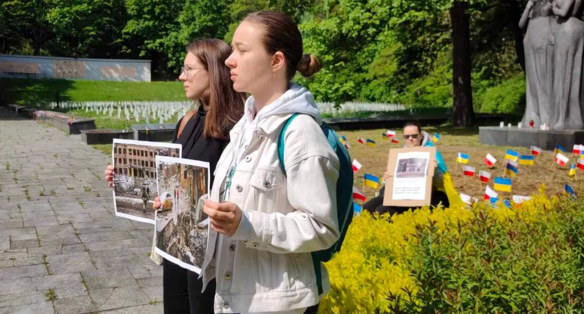 Protest ukraińskich aktywistów. Rosyjski konsul przywitany zdjęciami zbombardowanych miast - Zdjęcie główne