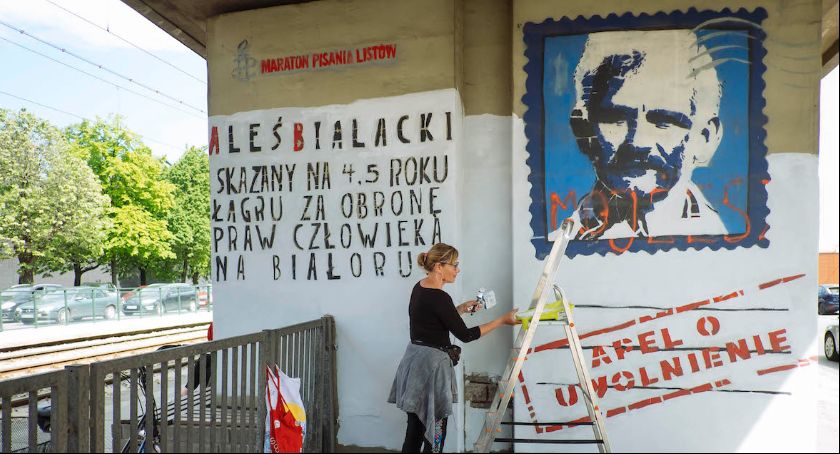 Mural Alesia Bialackiego odnowiony. Usunięto antysemickie i wulgarne napisy - Zdjęcie główne