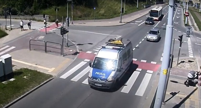 Policjanci eskortowali do szpitala auto z chorą kobietą [WIDEO] - Zdjęcie główne