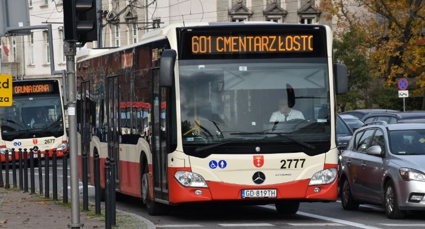 Wszystkich Świętych 2022. Jak dojechać na cmentarze? Oferta ZTM - Zdjęcie główne