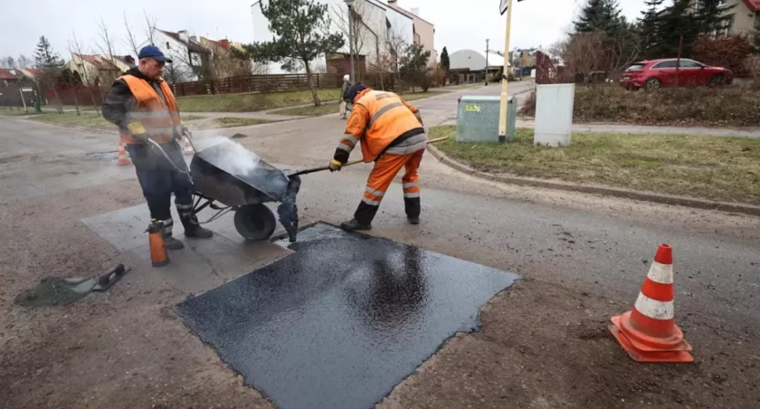 Pozimowe łatanie dróg. Gdzie będą naprawy nawierzchni? - Zdjęcie główne