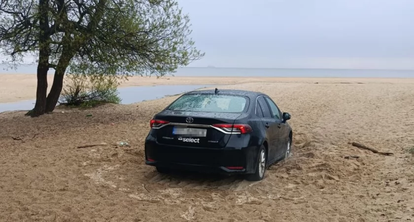 Wjechał autem na plażę i zakopał się w piachu. Słono za to zapłaci - Zdjęcie główne