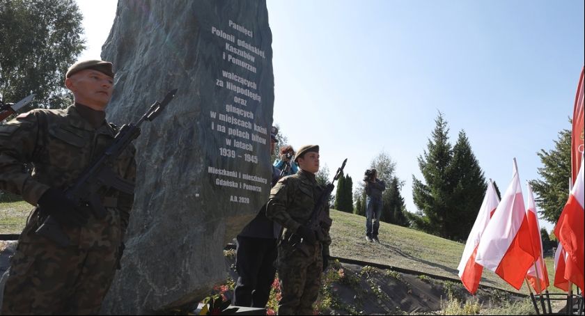 Nowy pomnik na Cmentarzu Łostowickim. Upamiętnia walczących w czasie II wojny światowej - Zdjęcie główne