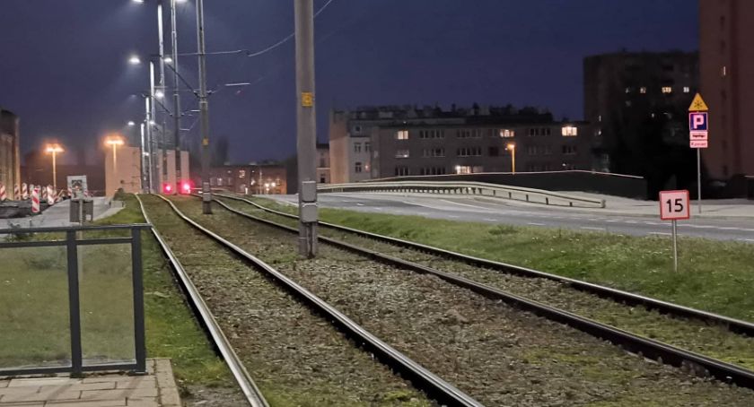 Powolna jazda Podwalem Przedmiejskim. Tory tramwajowe w złym stanie - Zdjęcie główne