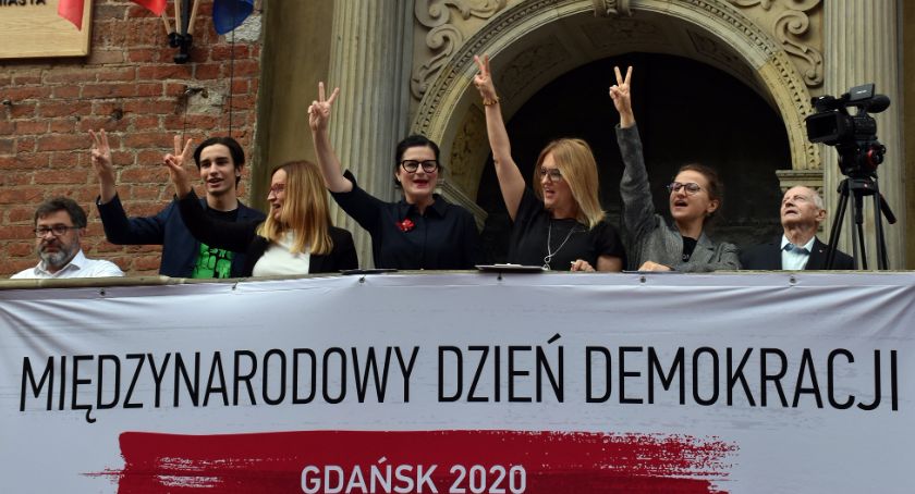 Wiec pod Ratuszem Głównego Miasta: o demokracji z różnych perspektyw [ZDJĘCIA] - Zdjęcie główne