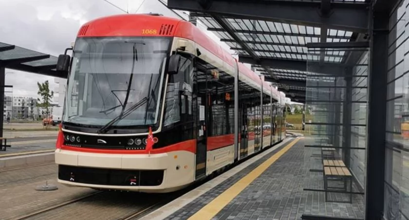 Pierwszy tramwaj pojechał al. Adamowicza. Z pasażerami pojedzie w czerwcu [WIDEO, ZDJĘCIA] - Zdjęcie główne