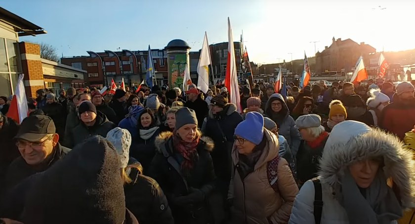 Protest przeciw przymusowym szczepieniom oraz "segregacji sanitarnej" [WIDEO] - Zdjęcie główne