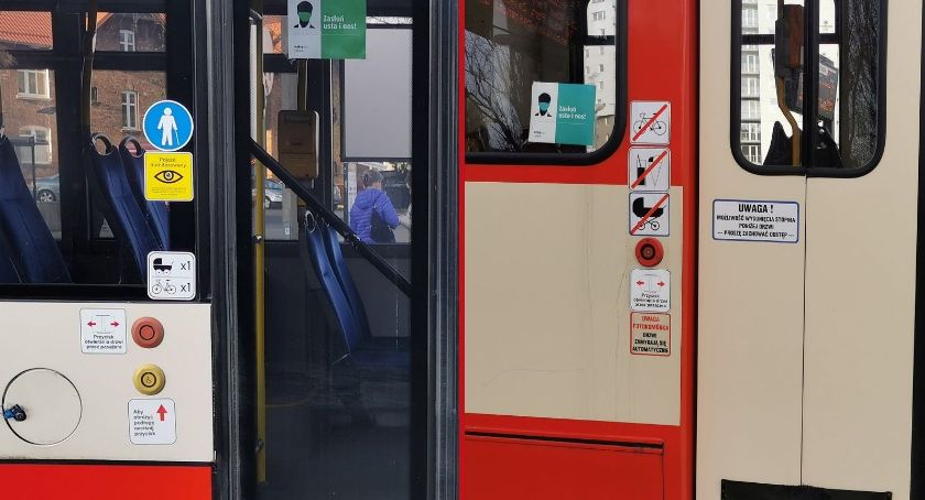 Piktogramowy bałagan na autobusach i tramwajach. ZTM szykuje zmiany [ZDJĘCIA] - Zdjęcie główne