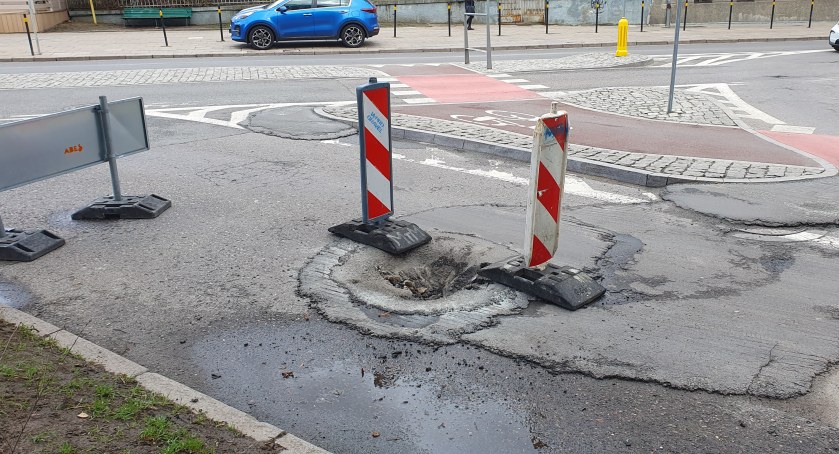 Dziura w jezdni na ulicy Dmowskiego. Kiedy zostanie naprawiona? - Zdjęcie główne