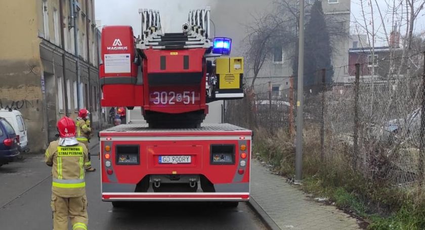 Pożar mieszkania na Siedlcach. Dwie osoby trafiły do szpitala - Zdjęcie główne