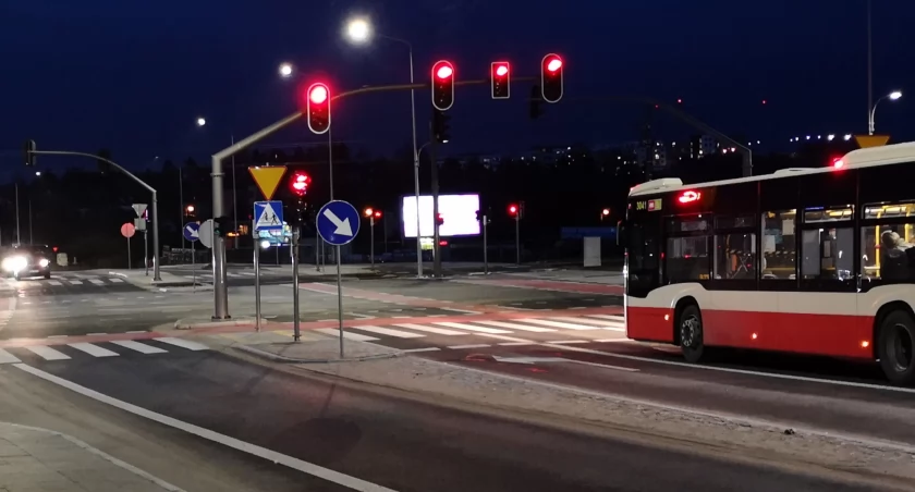 Zmiana czasu. Utrudnienia w komunikacji miejskiej - Zdjęcie główne