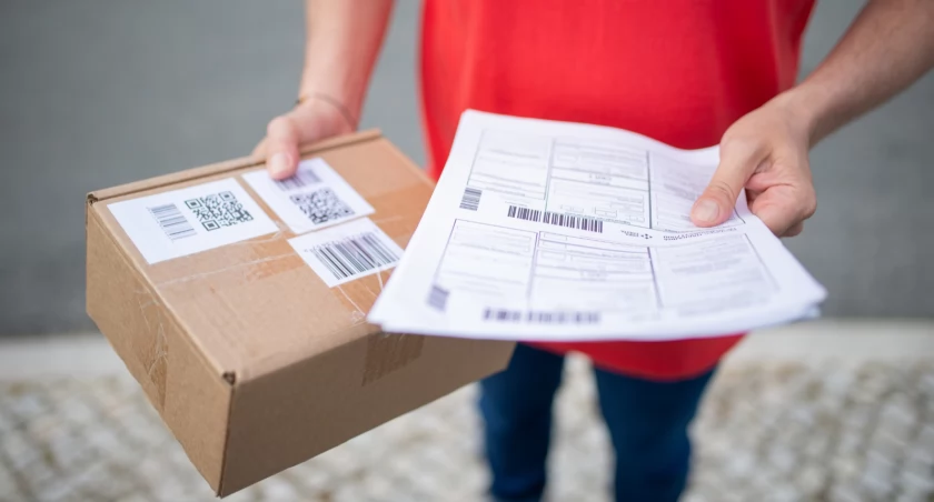 Jasień. Zatrudnił się w firmie kurierskiej. Ukradł dwie paczki i pieniądze  - Zdjęcie główne