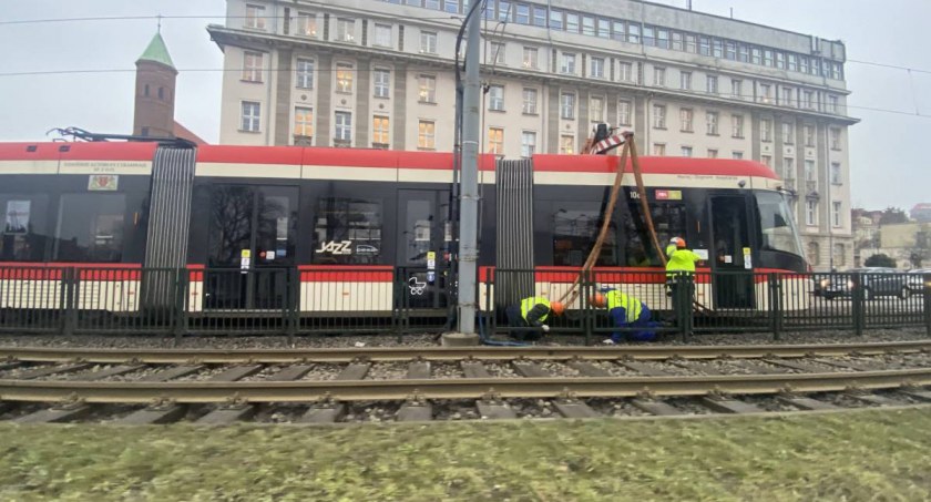 Znamy przyczyny grudniowego wykolejenia tramwaju. Co z utrzymaniem torowisk? - Zdjęcie główne