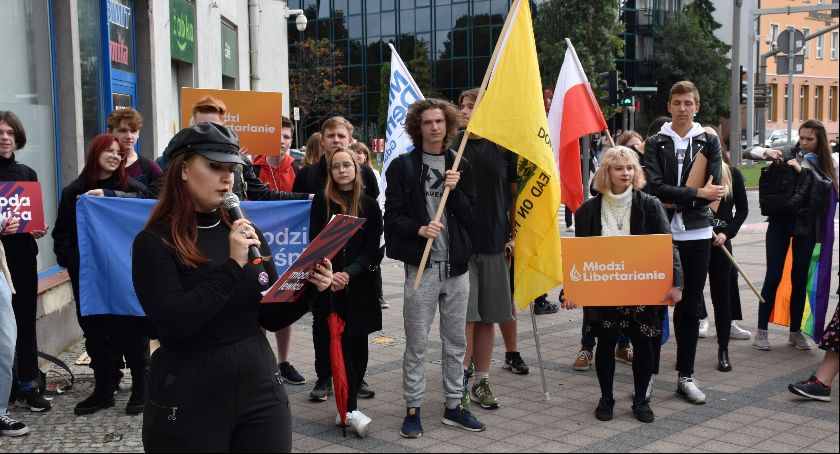 Protest pod Kuratorium Oświaty przeciwko zmianom w szkolnictwie [ZDJĘCIA] - Zdjęcie główne