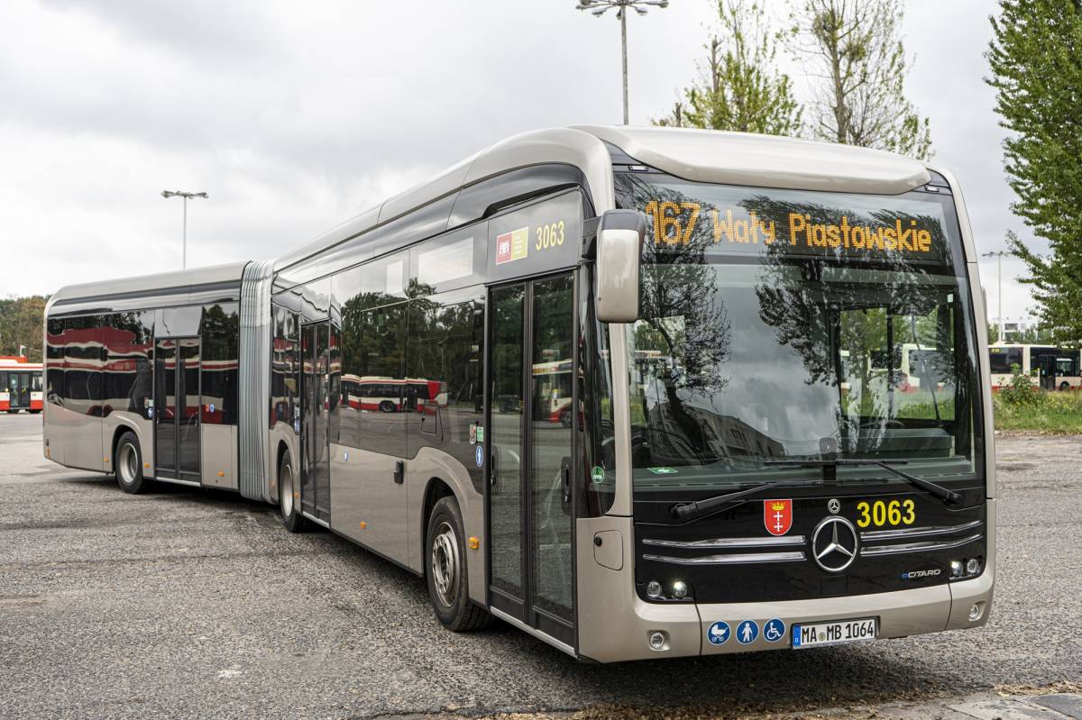 Przegubowy Mercedes na testach