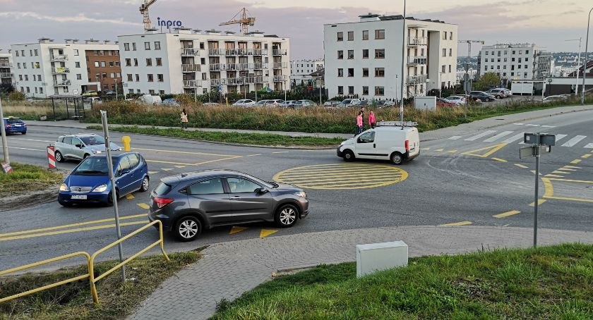 Jasień. Malowane rondo zniknie. Pojawi się porządne skrzyżowanie - Zdjęcie główne