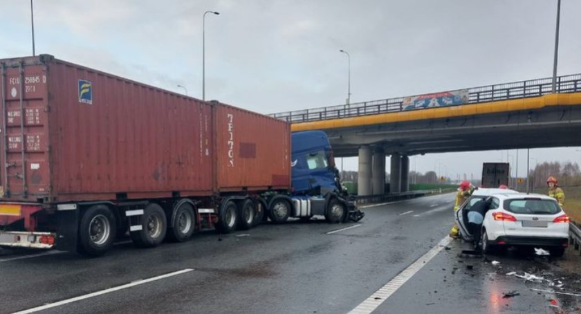 Trudne warunki drogowe przyczyną porannego wypadku na południowej obwodnicy Gdańska - Zdjęcie główne