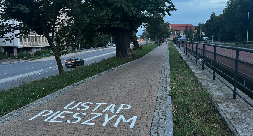 Orunia. "Ustąp pieszym". Nowe oznakowanie na wale kanału Raduni - Zdjęcie główne