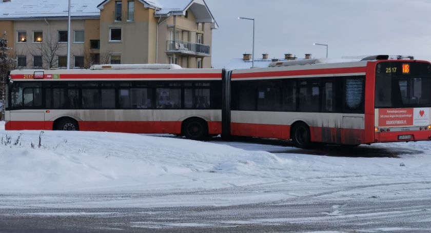 Trudne warunki na gdańskich drogach. Zmiany na liniach autobusowych [RAPORT] - Zdjęcie główne