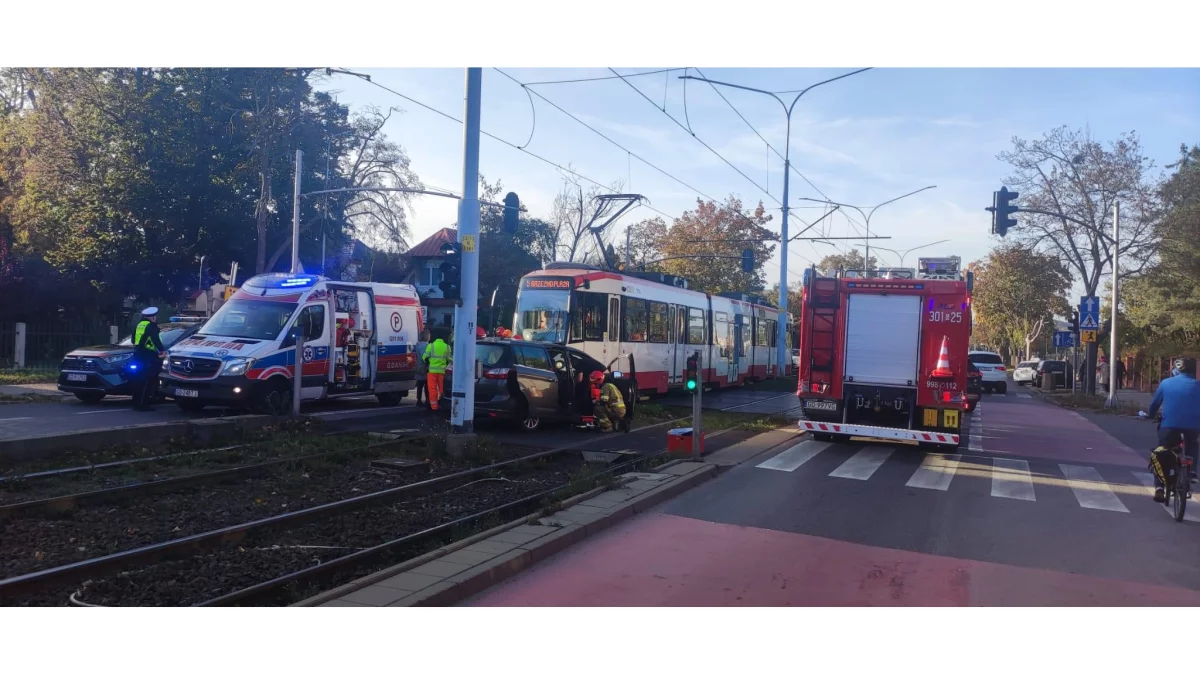 Samochód wjechał pod tramwaj. To trzeci wypadek z udziałem tramwaju w ciągu tygodnia - Zdjęcie główne