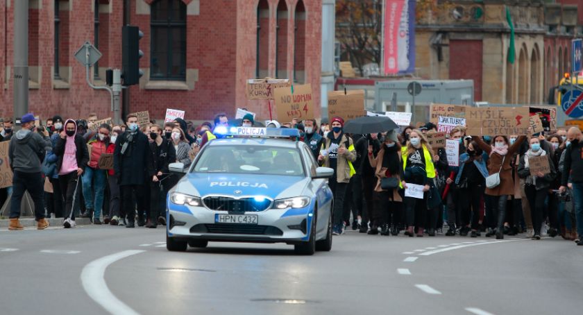 W sobotę zaplanowano trzy spacery-manifestacje [LISTA] - Zdjęcie główne