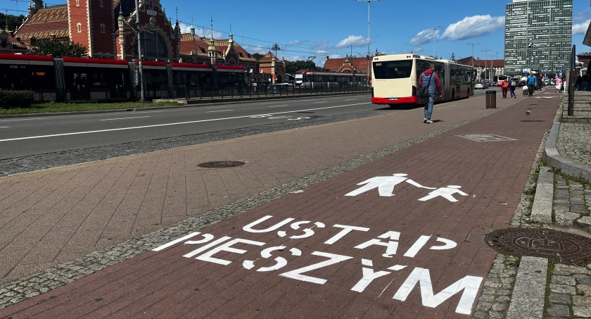 Ustąp pieszym. Nowe oznakowanie dla rowerzystów przy Krewetce - Zdjęcie główne