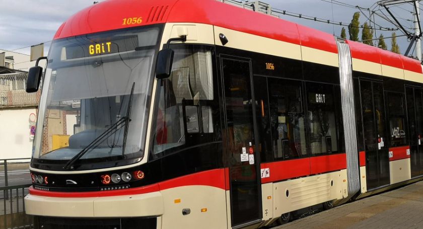 ZTM liczy pasażerów w tramwajach. Przetasowania pojazdów na liniach - Zdjęcie główne