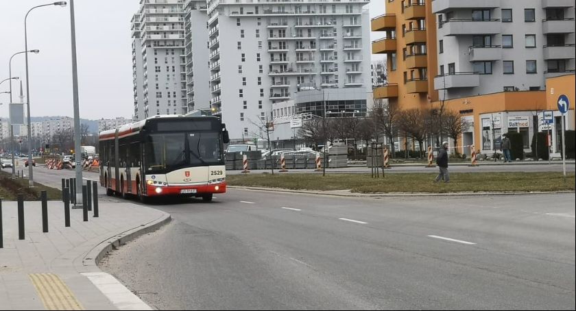 Kolejny etap remontu ul. Piastowskiej. Zmiany na liniach autobusowych - Zdjęcie główne