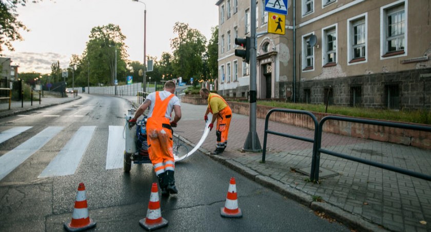 Drogowcy ruszają malować przejścia i znaki poziome. Będą utrudnienia dla kierowców - Zdjęcie główne