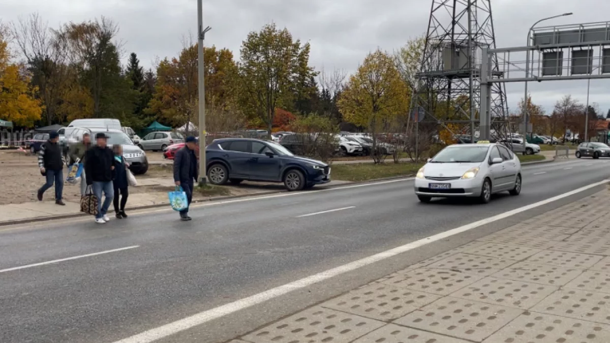 Pokonują ruchliwą drogę, by dostać się na cmentarz. Niebezpieczna sytuacja przy gdańskiej nekropolii - Zdjęcie główne