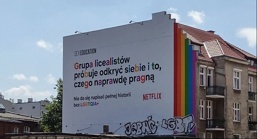 Tęczowy mural Netflixa zniszczony: "Je...ć LGBT" - Zdjęcie główne