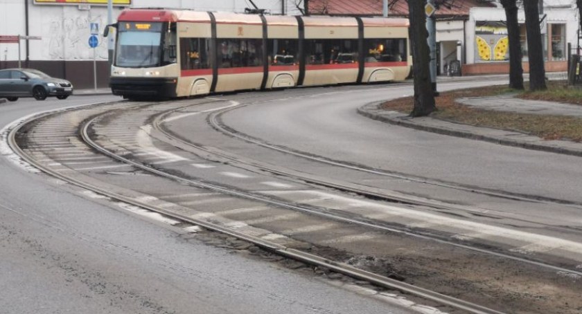 Torowisko na alei Hallera w dramatycznym stanie. Doczeka się remontu? - Zdjęcie główne