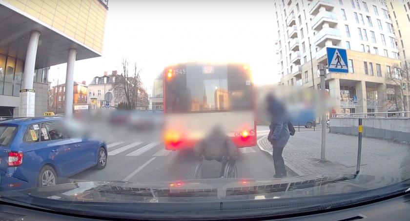 Piesza na wózku kontra autobus. Niebezpieczna sytuacja przy Manhattanie [WIDEO] - Zdjęcie główne