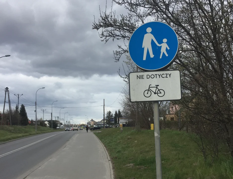 Chodnik wzdłuż Świętokrzyskiej do przebudowy. Przystanek autobusowy tymczasowo bez zatoki - Zdjęcie główne