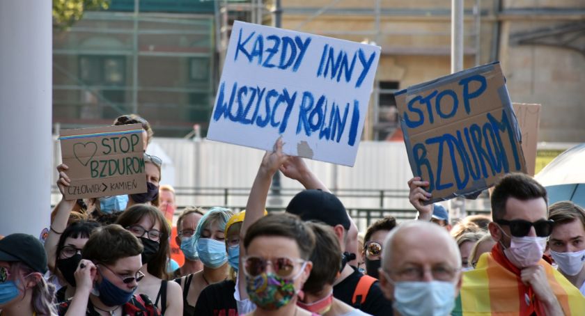 Kilkaset osób protestowało przeciwko przemocy władzy [ZDJĘCIA] - Zdjęcie główne