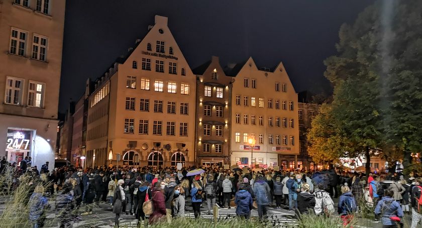 Piątkowa manifestacja pod biurami poselskimi PiS [ZDJĘCIA, WIDEO]  - Zdjęcie główne