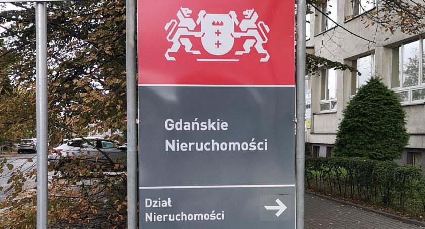 Żyją pod przeciekającym dachem. Wywiesili transparent do prezydent Dulkiewicz - Zdjęcie główne