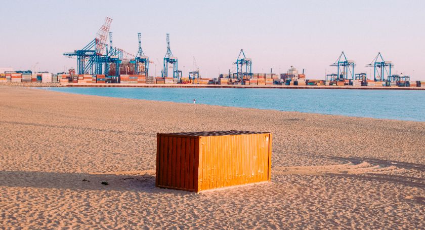 Na plażach stanęły kontenery. Dlaczego pojawiły się w Brzeźnie oraz na Stogach? - Zdjęcie główne