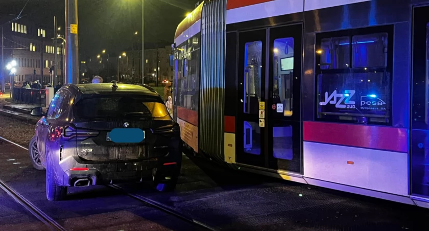 Wypadek na alei Havla. Tramwaj wypadł z szyn, ruch drogowy zablokowany [ZDJĘCIA] - Zdjęcie główne