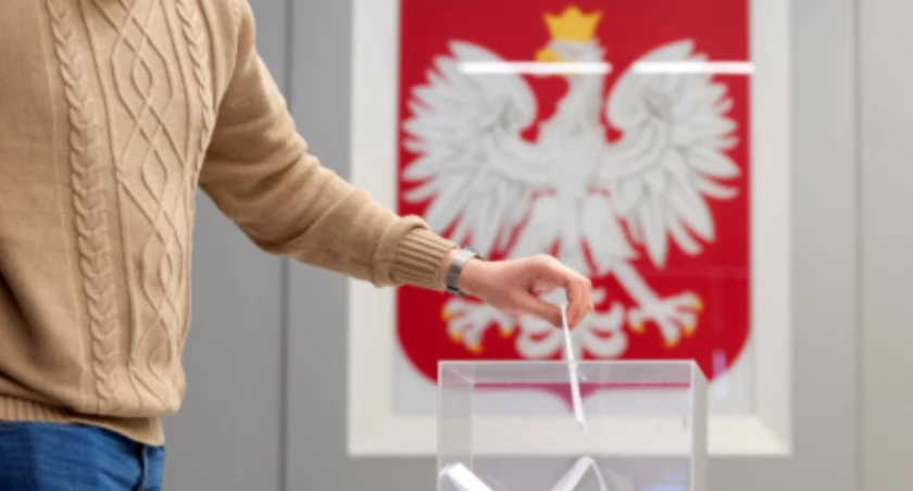 PKW pokazuje karty wyborcze do Sejmu, Senatu i w referendum - Zdjęcie główne