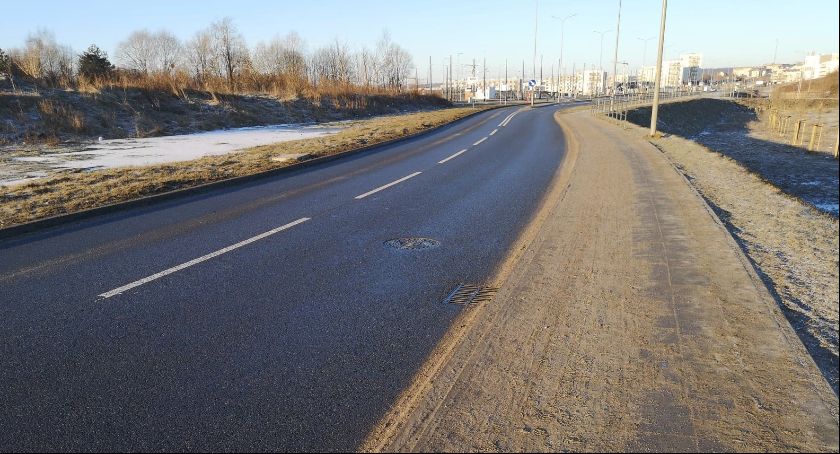 Tony piasku na chodnikach i drogach. Rusza wiosenne sprzątanie miasta - Zdjęcie główne