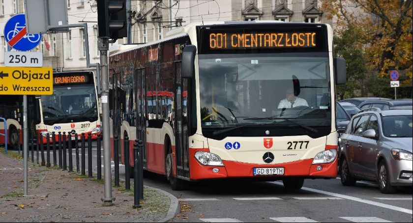 Wszystkich Świętych 2021. Jak pojadą autobusy i tramwaje? - Zdjęcie główne