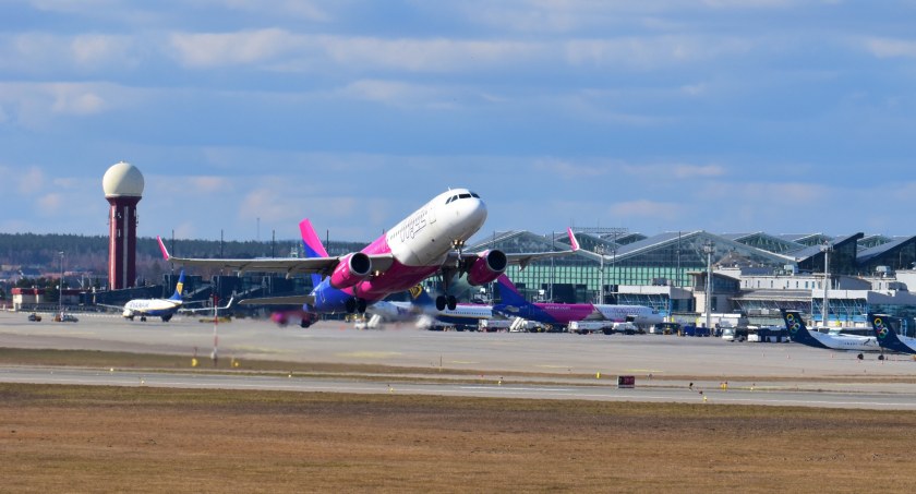 Alarm bombowy przyczyną awaryjnego lądowania samolotu Wizz Air w Gdańsku - Zdjęcie główne